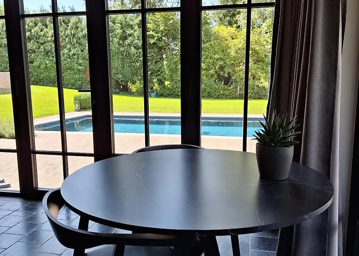 Gezellig Met Zwembad En Sauna In - Bellezelles *